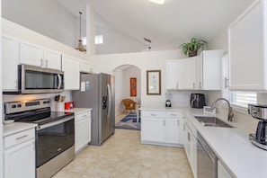 House, 5 Bedrooms | Private kitchen - Family Dream 5 Bedroom Home by RedAwning (Davenport)
