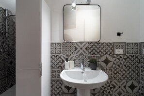 Dusche, Haartrockner, Bidet, Handtücher