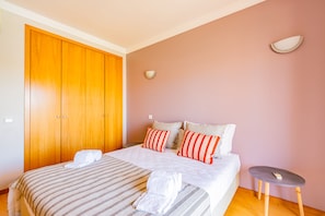 4 quartos, ferros/tábuas de passar roupa, Wi-Fi, roupa de cama