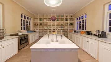 Réfrigérateur, four, plaque de cuisson, lave-vaisselle