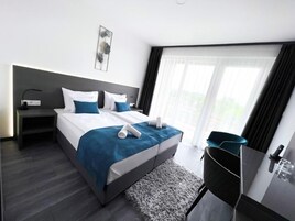 华丽双人房 | 客房内保险箱、办公桌、笔记本电脑工作区、遮光窗帘