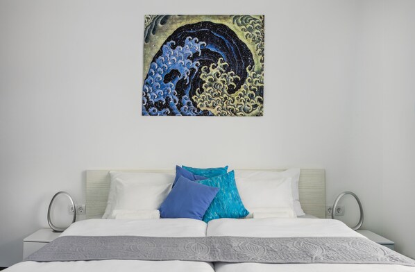 A modern hotel room with a bed, pillows, and a wall-mounted artwork. - Hotel Csopak Resort & Lake (Csopak)