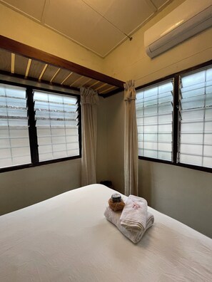 Double Room, Shared Bathroom | Individually decorated, individually furnished, desk, laptop workspace - Hechtech House (Accra)