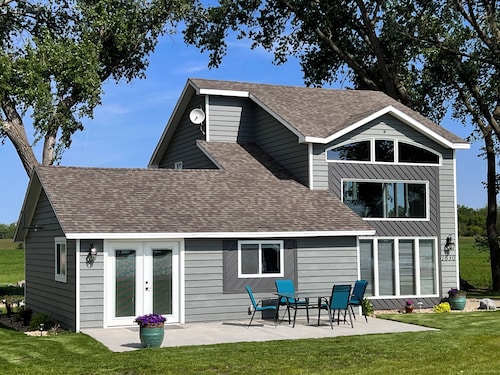 Skeet's Retreat: Lake Herman's Hidden Gem of Adventure and Relaxation! Sleeps 8