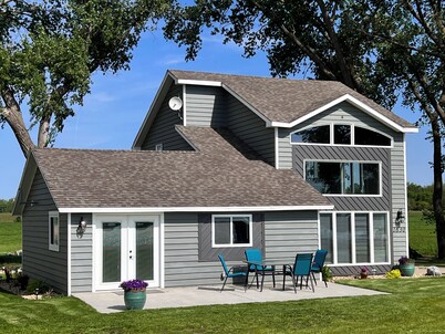 Skeet's Retreat: Lake Herman's Hidden Gem of Adventure and Relaxation! Sleeps 8