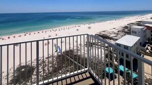 Ein Balkon mit Blick auf Strand und Meer.
