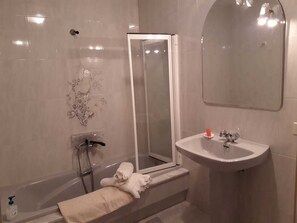 Secador de pelo, bidet, toallas, papel higiénico