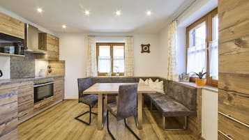 Full-size fridge, microwave, oven, stovetop