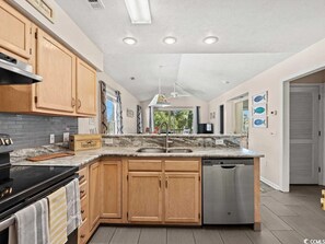 Refrigerador, microondas, lavavajillas y toallas de papel