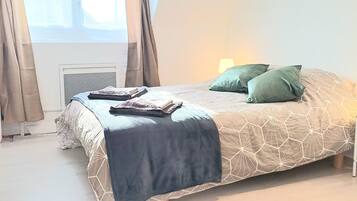 5 Schlafzimmer, Schreibtisch, Bügeleisen/Bügelbrett, WLAN