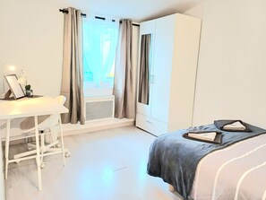 5 bedrooms, desk, iron/ironing board, WiFi - La Belle Du Thil - Spacieuse - Proche Aéroport (Beauvais)