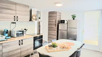 Jääkaappi, mikroaaltouuni, uuni, liesi