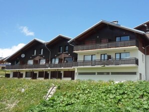 Eine Reihe moderner Mehrstöckgebäude mit Balkonen, vermutlich ein Hotel oder Resort.