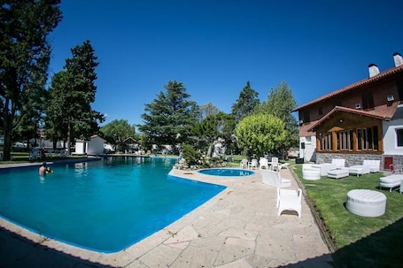 Una piscina al aire libre de temporada