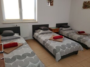 Familierom, parkutsikt (5) | Blendingsgardiner, strykejern/-brett og sengetøy