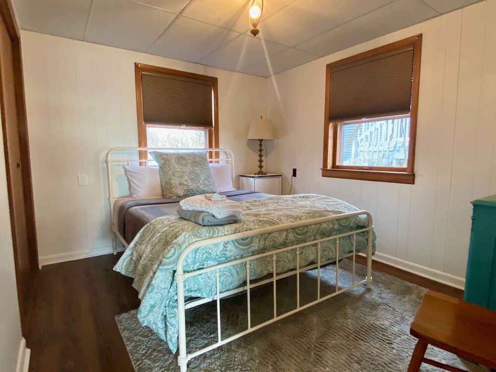 Lakefront Cottage with Private Beach 10 min from South Haven Glenn