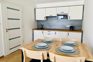 Een koelkast, een magnetron, een kookplaat