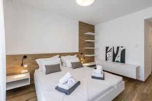4 makuuhuonetta, silitysrauta/-lauta, vauvan matkasänky, Wi-Fi