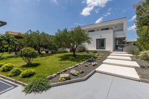 Property grounds - Villa O - luxury reatreat on countryside (Gacelezi)