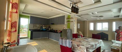 Micro-ondes, four, plaque de cuisson, cafetière/bouilloire