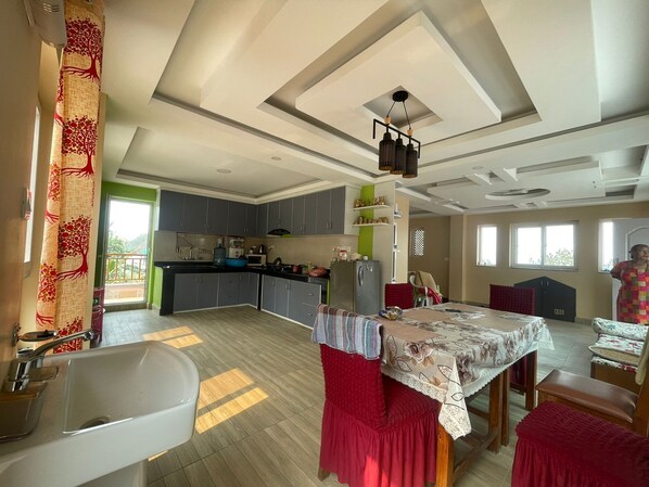 Microwave, oven, stovetop, coffee/tea maker