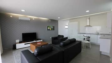 Deluxe Double or Twin Room, 1 Bedroom | Bathroom | Free toiletries, bidet, soap, toilet paper