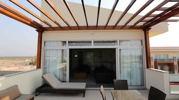 Deluxe Double or Twin Room, 1 Bedroom | Desk, free WiFi, bed sheets