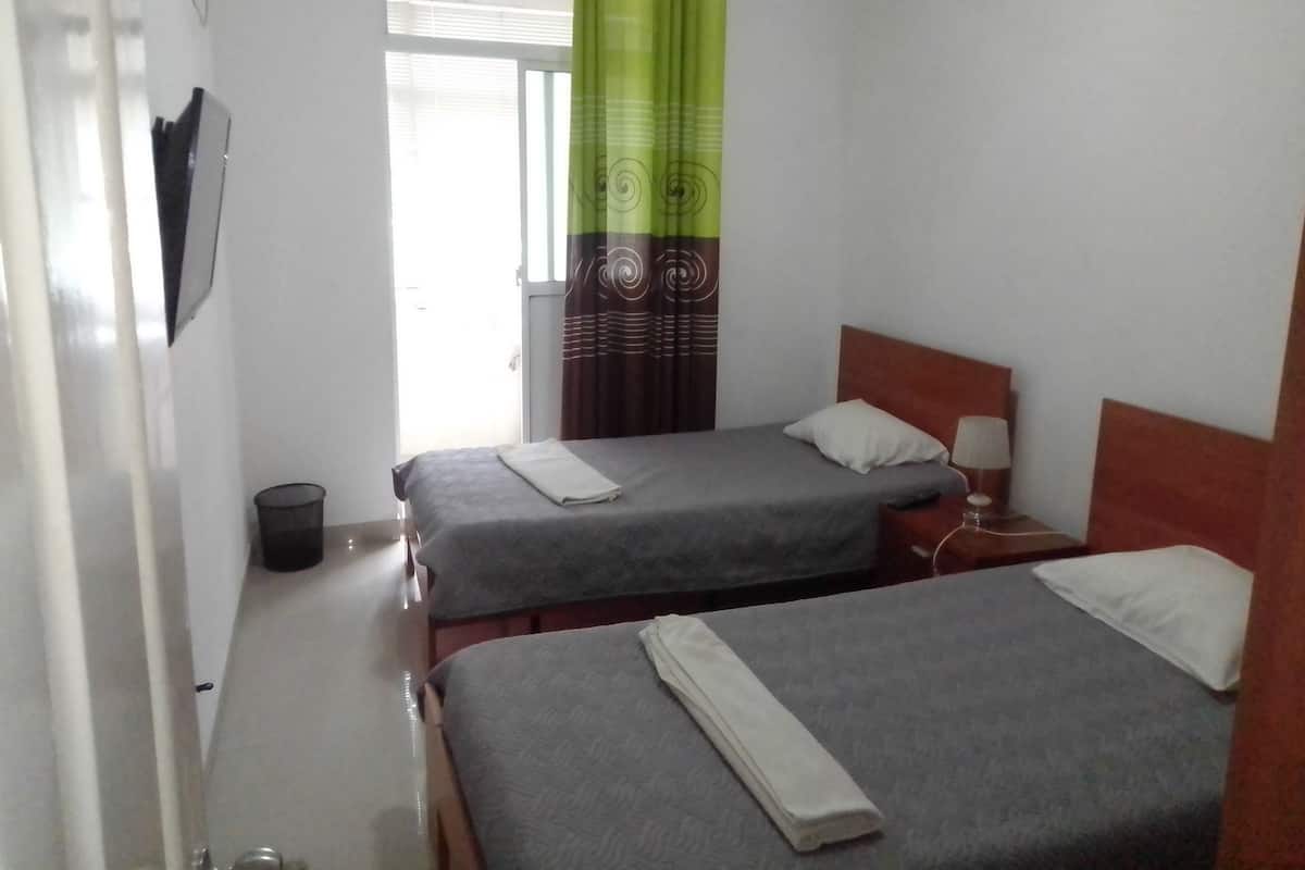 Standard Twin Room | Meja, Wi-fi percuma, cadar katil