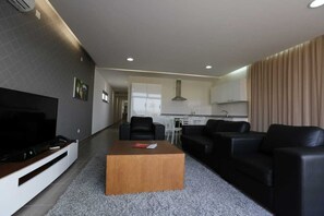 Deluxe Double or Twin Room, 1 Bedroom | Living area