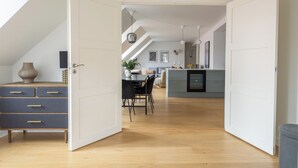 Un loft moderno con comedor, cocina y un amplio espacio abierto.