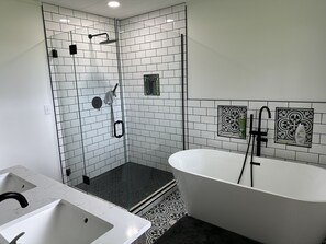 Ducha, toallas, jabón, shampoo