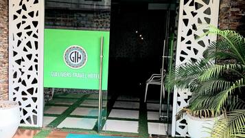 Vista frontal de la propiedad