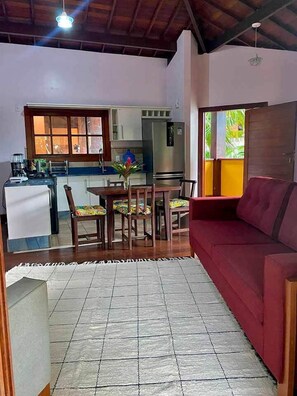 Apartamento exclusivo, 3 habitaciones, vistas a la playa | Zona de estar | Smart TV de 45 cm con canales digitales