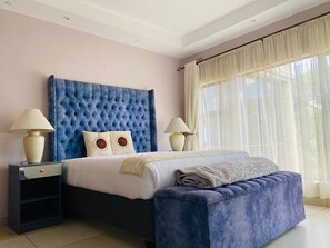 1 soverom, individuelt dekorert, skrivebord og skrivebord for bærbar PC