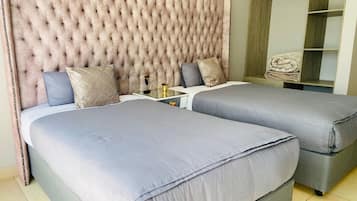 1 habitación, decoración personalizada y escritorio