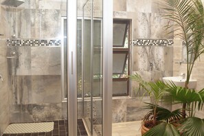 Rom – standard, balkong, hageutsikt | Bad