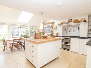 Småhus | Eget kjøkken | Oppvaskmaskin, vannkoker, brødrister og kjøkkenutstyr