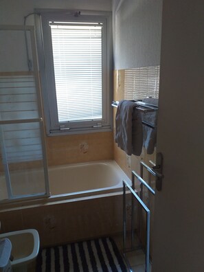 Serviettes fournies, savon, shampoing, papier toilette