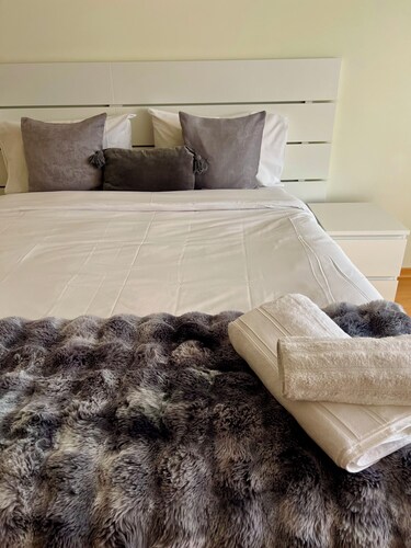 Cozy holiday 3 bed apartment - 5 minute drive to beach!