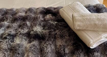 Cozy holiday 3 bed apartment - 5 minute drive to beach!