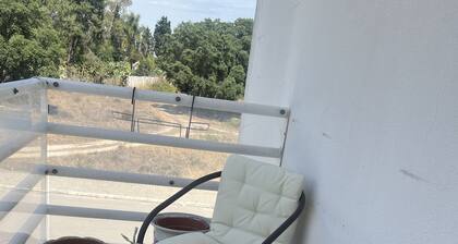 Cozy holiday 3 bed apartment - 5 minute drive to beach!