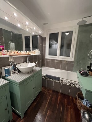 Douche, sĂšche-cheveux, serviettes fournies, savon