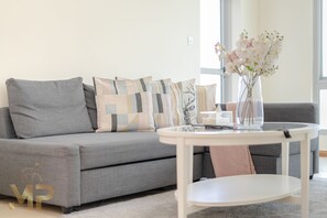 Appartement Design, balcon, vue ville | Coin séjour | TV connectée de 55 pouces avec chaînes par câble