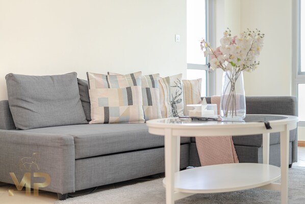 Appartement Design, balcon, vue sur la ville | Aire de séjour | Téléviseur connecté de 55 po avec télévision par câble