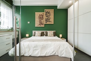 1 habitación, escritorio, tabla de planchar con plancha y cuna de viaje