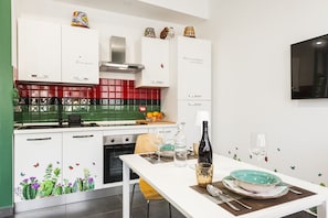 Een koelkast, een microgolfoven, een oven, een kookplaat
