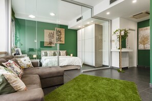 1 habitación, escritorio, tabla de planchar con plancha y cuna de viaje