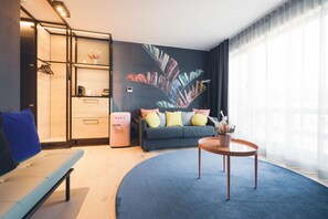 Suite | Allergitestet sengetøy, minibar, safe på rommet og lydisolert