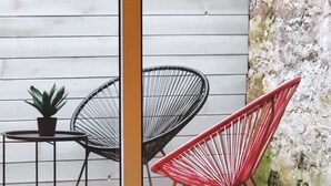 A patio with two chairs, a small table, and a potted plant. - Home Antonin & Maye: 6 travelers - 3 bedrooms - 2 bathrooms - Terrace (TONNERRE)