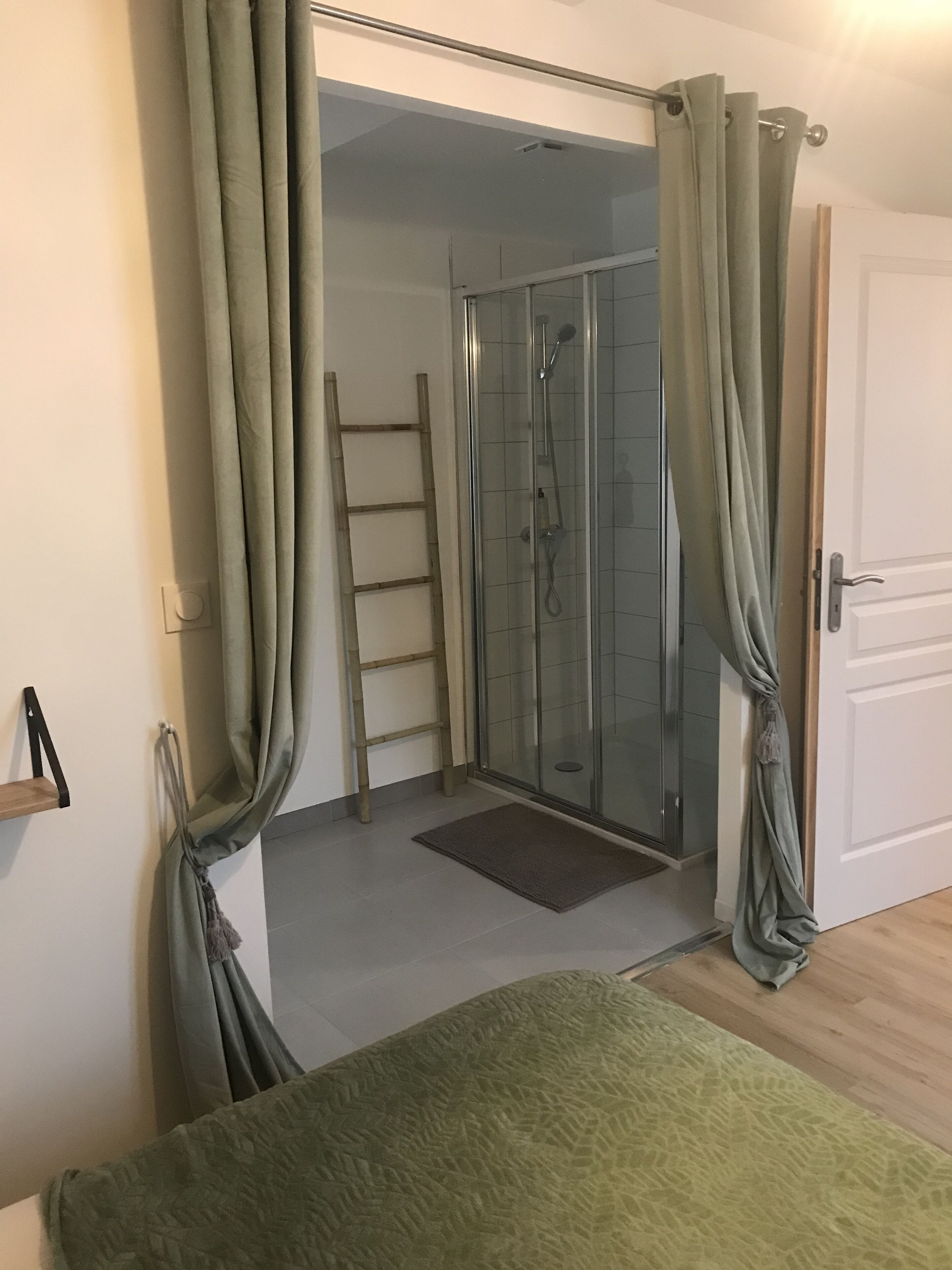 Suihku, hiustenkuivaaja, pyyhkeet, saippua